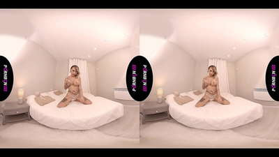 PORNBCN VR Zrelá španielska MILF masturbuje a fajčí svoj penis v POV, zatiaľ čo fajčí a škube nohami